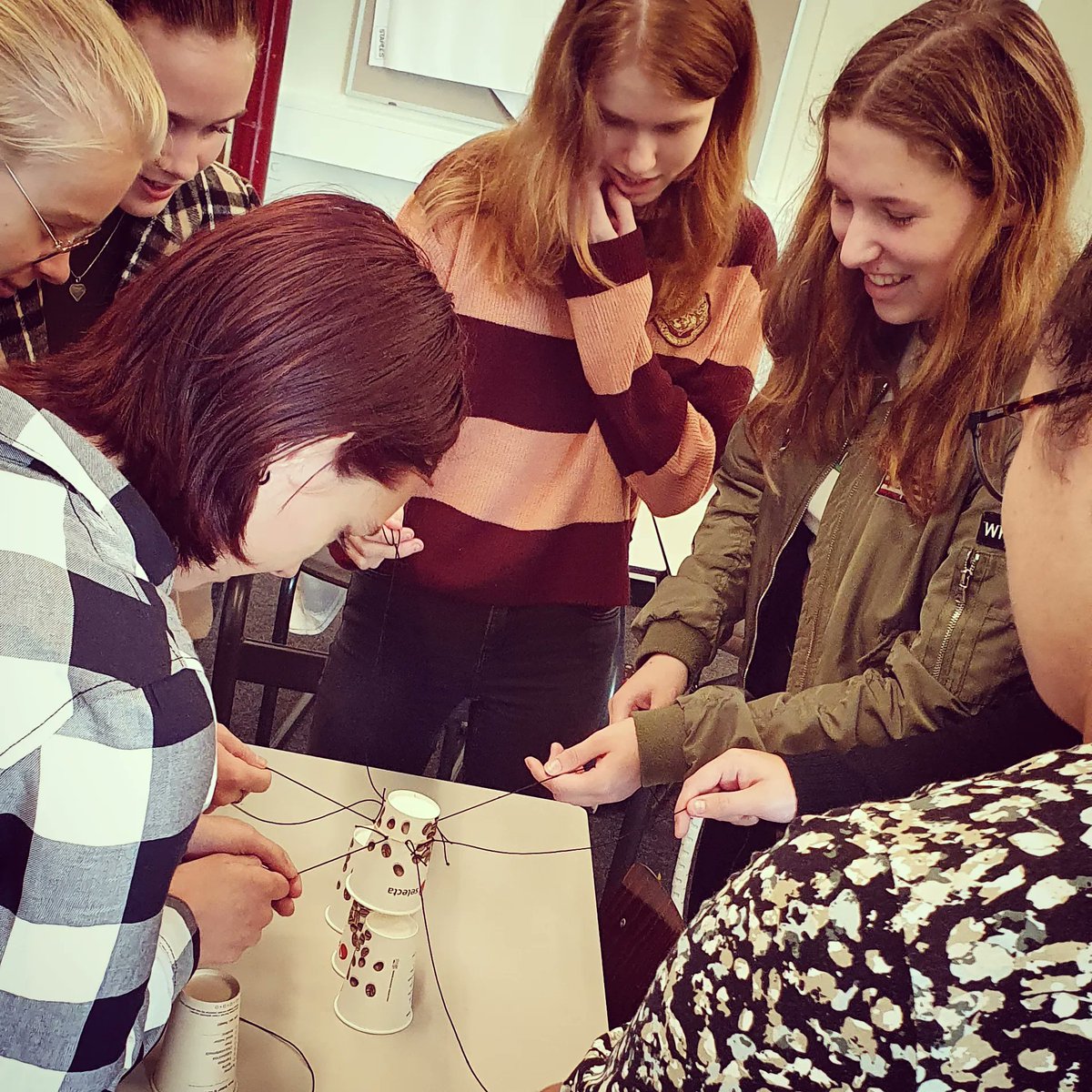 Fysiek onderwijs, zoveel leuker! Nu kunnen we weer los met leuke samenwerkingsopdrachten, zoals het bouwen van een toren van bekers met elastiek en touw. #fysiekonderwijs #mbo #Onderwijs #verpleegkunde #assen #samenwerken #teamwork <a href="/Noorderpoort/">Noorderpoort</a>