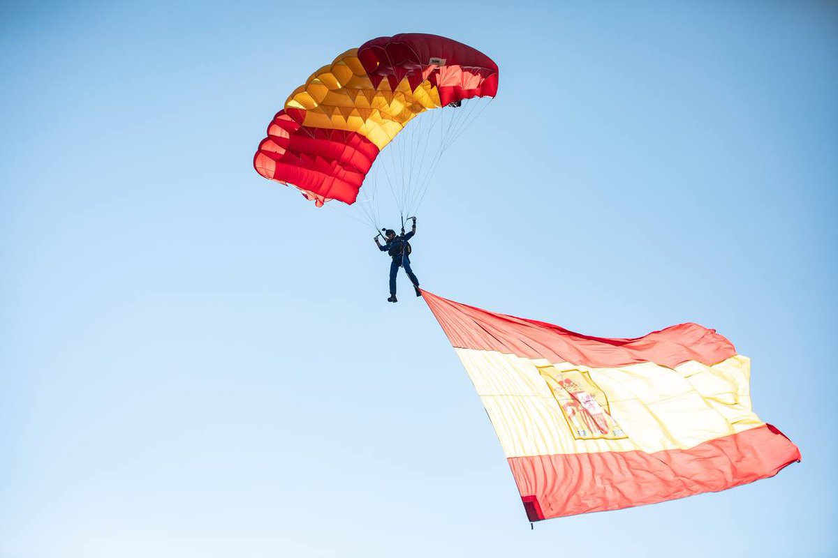 InesArrimadas's tweet photo. Ha sido un honor asistir a los actos conmemorativos de este #12Octubre. Impresionante la @patrullaguila y el conjunto de nuestras Fuerzas Armadas, con SM el Rey Felipe VI al frente. Somos un gran país 🇪🇸

#FiestaNacional #desfilemilitar2021 https://t.co/8pa66ntfw5
