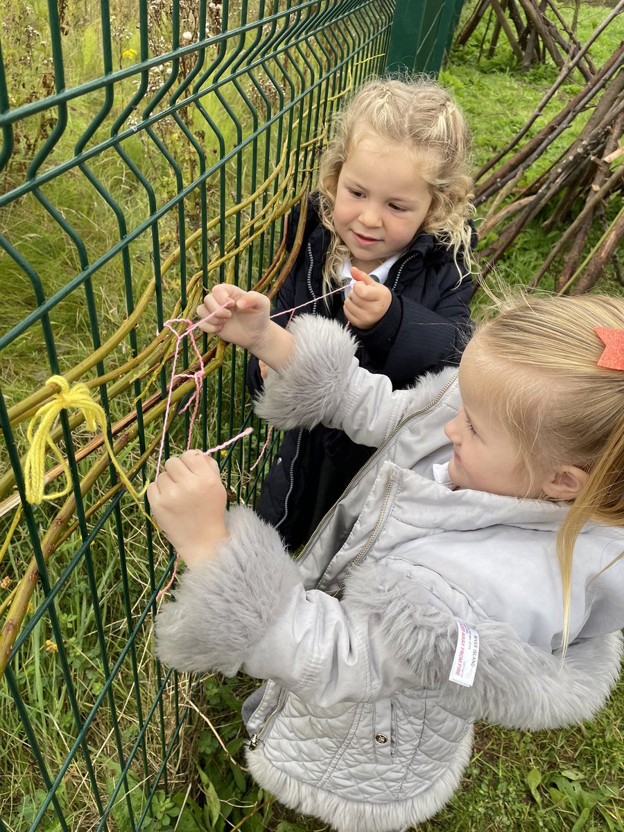 OABroadoak's tweet photo. This morning our amazing reception children learnt how to weave and tie knots. #forestschool #trickystuff #fingerfun https://t.co/QRYH1meNvF