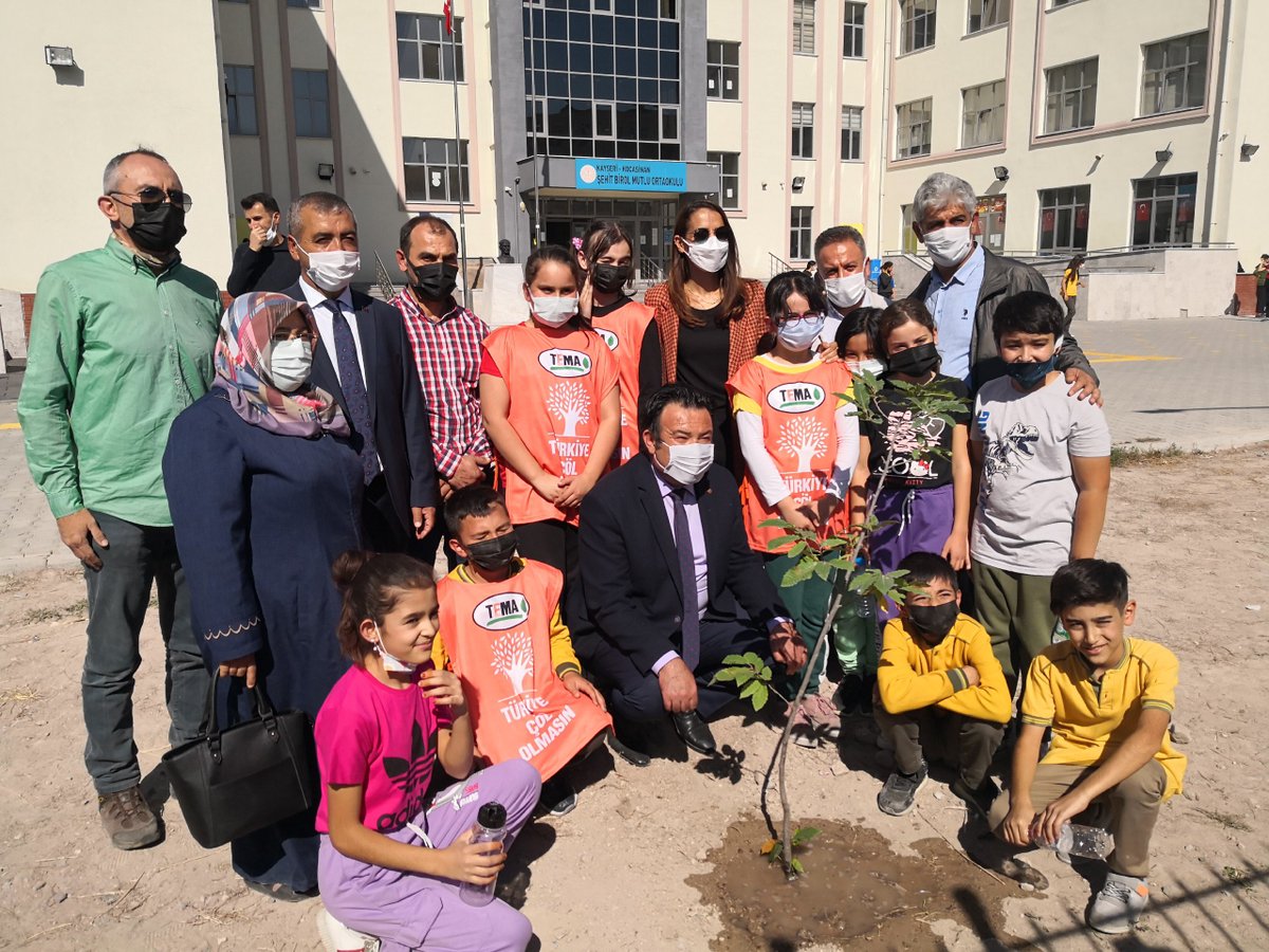 Kocasinann38's tweet photo. 🌲Şehit Birol Mutlu Ortaokulu bahçesini yeşillendirdik. 

🌿☘️ TEMA Kayseri İl Yönetimi, ERÜ ve AGÜ Genç Başkanları ve çok sayıda gönüllünün katılımı ile gerçekleştirilen etkinlikte tüm paydaşlarımıza teşekkür ederiz. 

@tcmeb @kayserimem @TEMAkayseri @temavakfi https://t.co/KoY0GVcLnt
