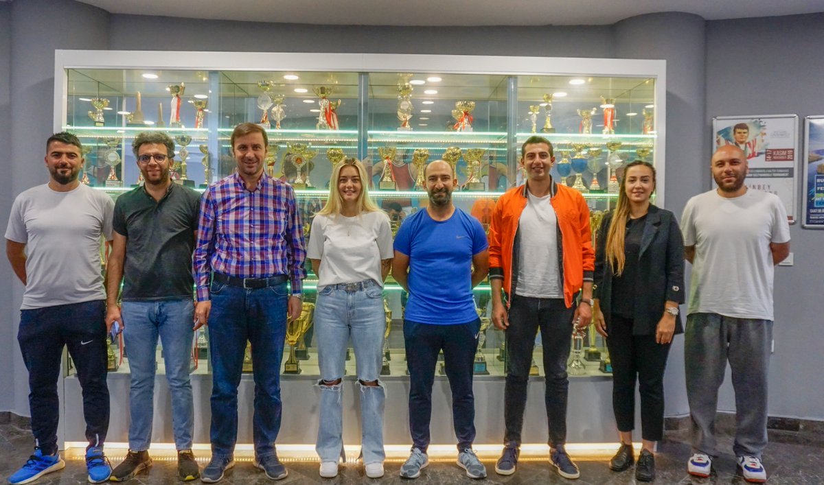 TFF Kadın 1. Lig takımı Gaziantep ALG SPOR futbol takımı antrenörü <a href="/vuralhasan06/">Hasan vural</a>  ve yıldız futbolcusu <a href="/aycan20yanac/">Aycan Yanac</a> Gençlik Hizmetleri ve Spor Daire Başkanımız <a href="/Z_Efiloglu/">Zekeriya EFİLOĞLU</a>'na ziyarette bulundular.

Nazik ziyaretleri için Hasan Vural hocamıza ve Aycan hanıma teşekkür ediyoruz.