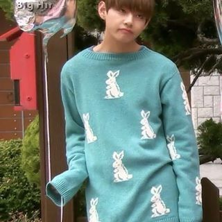 alicatcrumbcake's tweet photo. #bts #sweaterpaws https://t.co/948GeJ4Skt