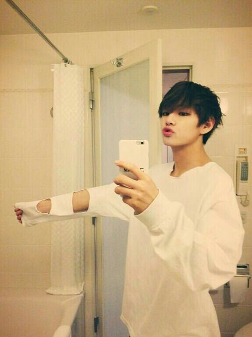 alicatcrumbcake's tweet photo. #bts #sweaterpaws https://t.co/948GeJ4Skt