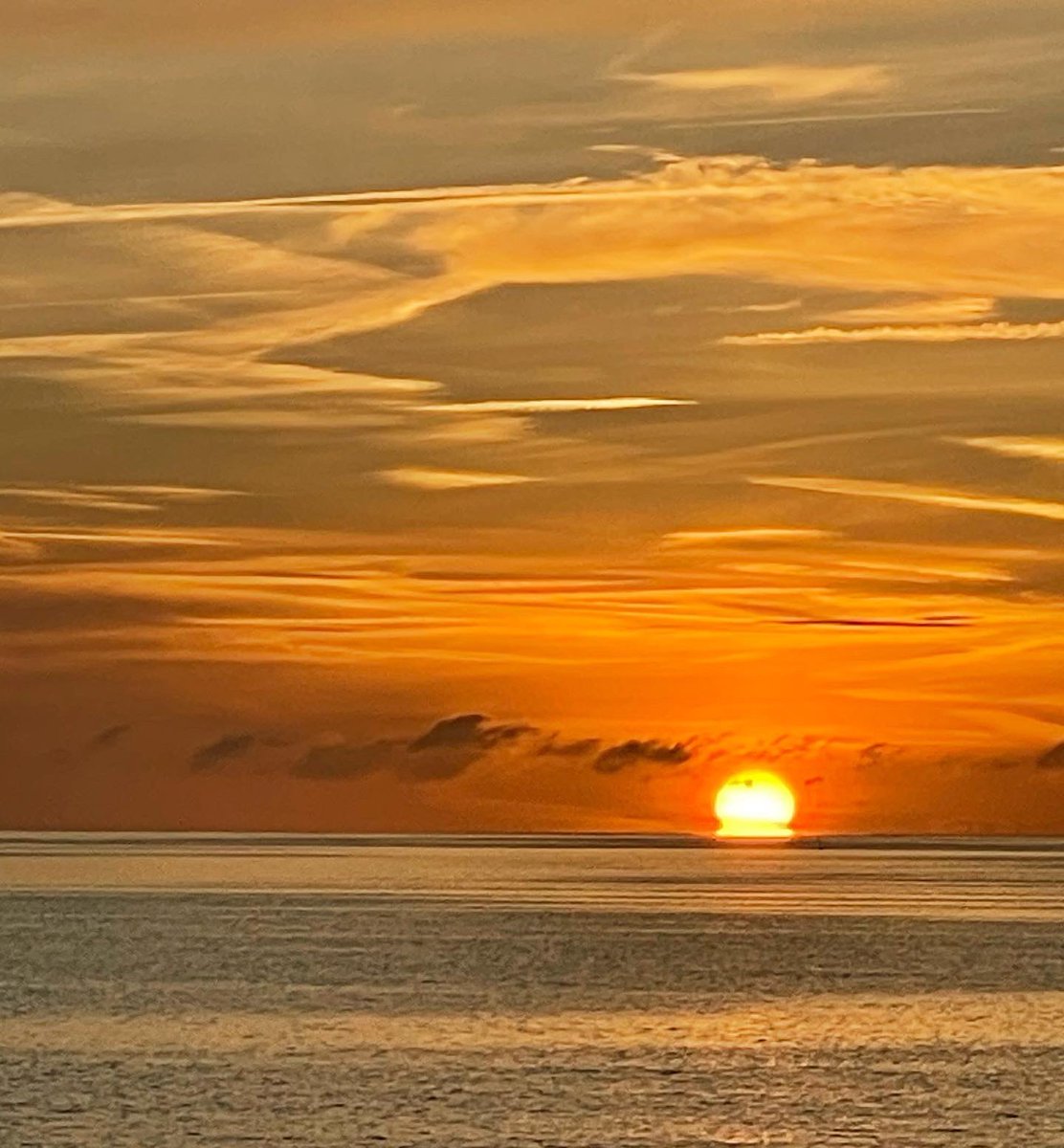 karenscakesuk's tweet photo. What a sunrise this morning! #devon #sunrise #devonsunrise https://t.co/3zM0zmXjfQ