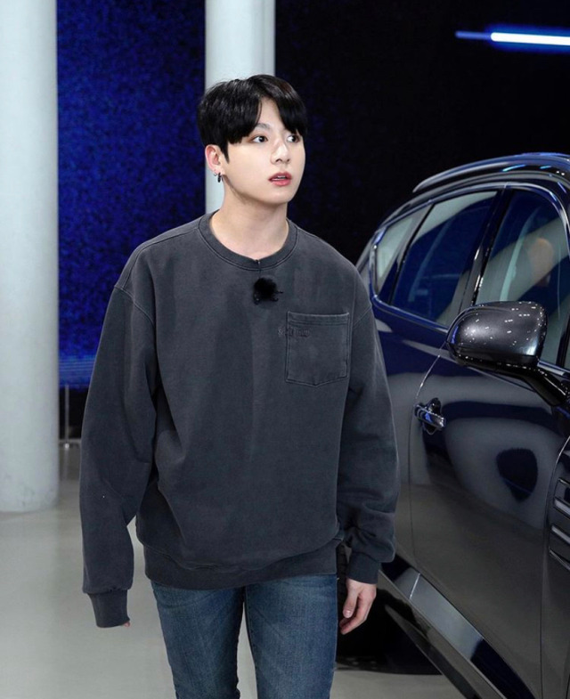 alicatcrumbcake's tweet photo. #bts #sweaterpaws https://t.co/4Ez88sGrbr