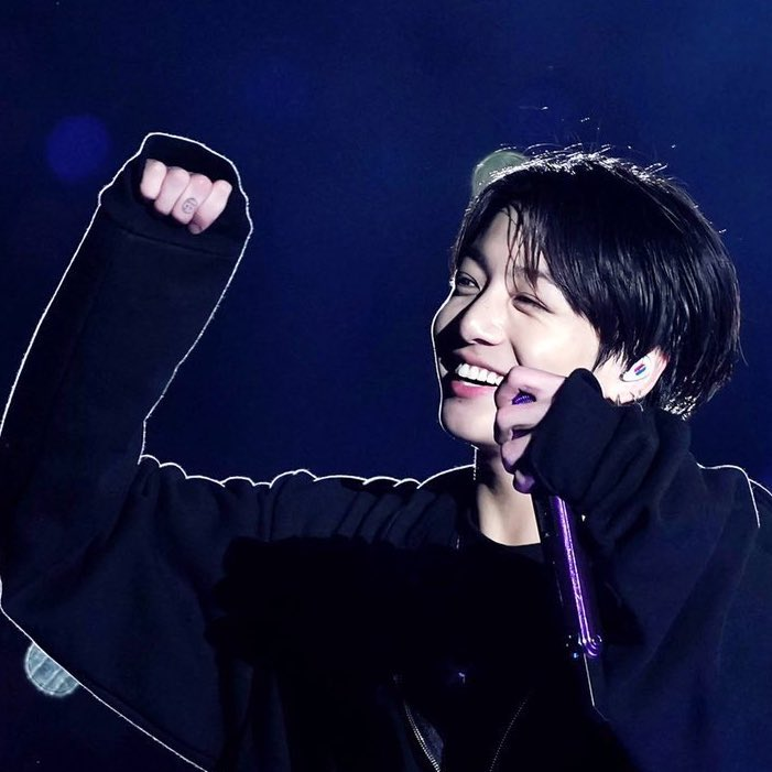 alicatcrumbcake's tweet photo. #bts #sweaterpaws https://t.co/4Ez88sGrbr