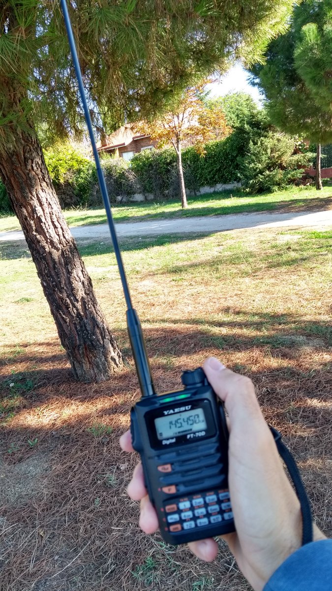 EA4HLB's tweet photo. Mientras paseaba por el pueblo esta mañana probando una antena #SRH771 he hecho contacto en 2m con #EA4HLP que estaba activando DME-28095 en Navalagamella. ¡Gracias a todos los activadores que salís a la montaña! https://t.co/qDkLfItZ7W