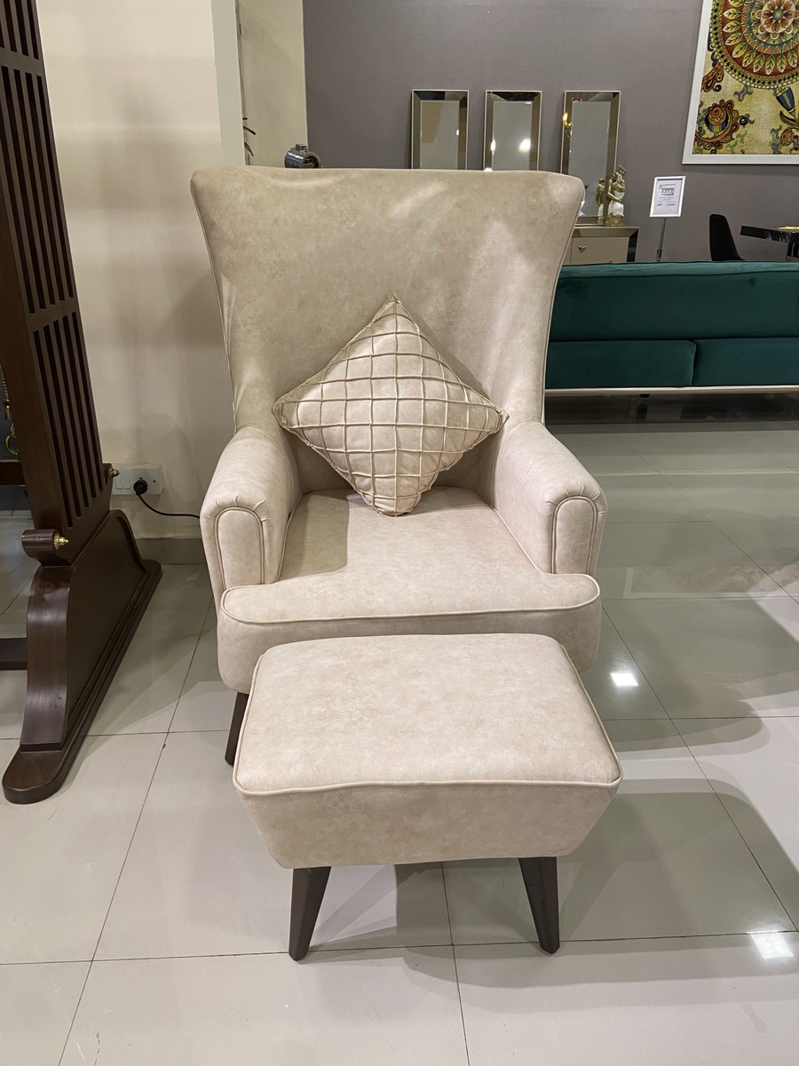 TFS_Bangalore's tweet photo. With such a sophisticated yet cozy demeanor, this chair and ottoman will fit well in any home. The contemporary ottoman adds a matching footrest to the coordinating high back chair. The sleek tapered wood legs give it a subtle look.
#highbackchair #ottoman #thefurniturestore #TFS https://t.co/LVeCBacBW2