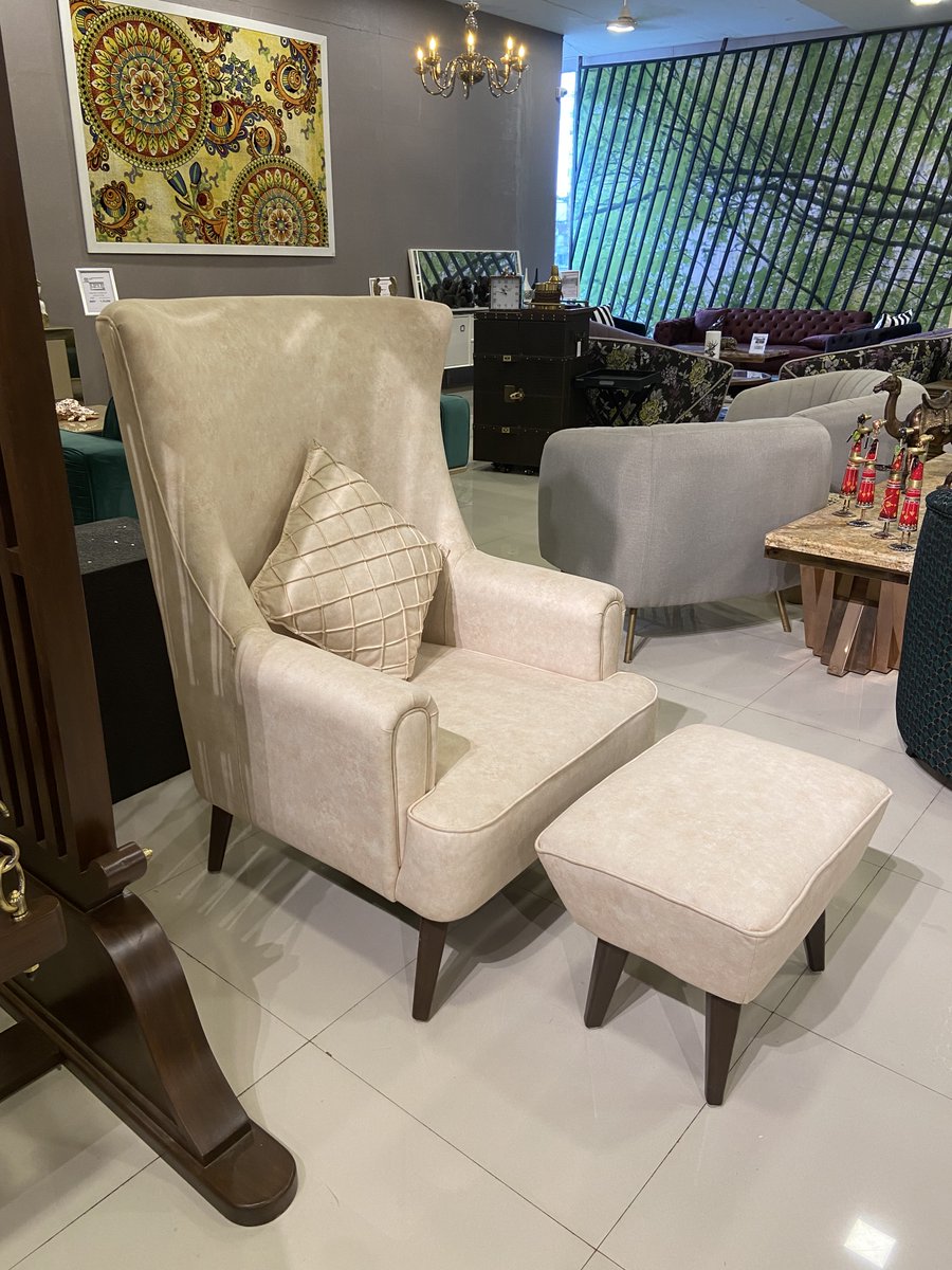 TFS_Bangalore's tweet photo. With such a sophisticated yet cozy demeanor, this chair and ottoman will fit well in any home. The contemporary ottoman adds a matching footrest to the coordinating high back chair. The sleek tapered wood legs give it a subtle look.
#highbackchair #ottoman #thefurniturestore #TFS https://t.co/LVeCBacBW2