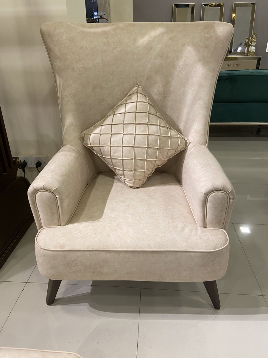 TFS_Bangalore's tweet photo. With such a sophisticated yet cozy demeanor, this chair and ottoman will fit well in any home. The contemporary ottoman adds a matching footrest to the coordinating high back chair. The sleek tapered wood legs give it a subtle look.
#highbackchair #ottoman #thefurniturestore #TFS https://t.co/LVeCBacBW2