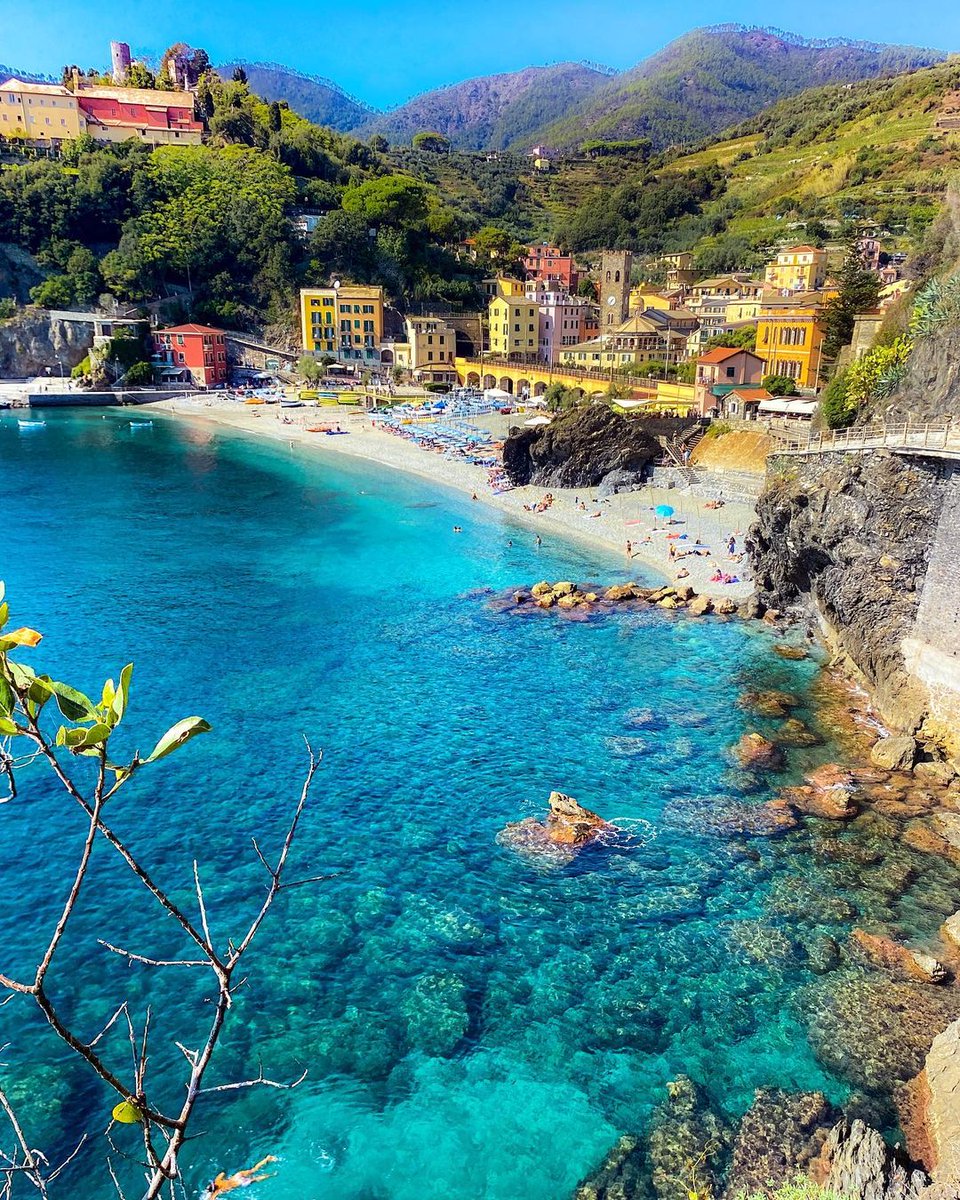 Italia's tweet photo. A 125 anni dalla nascita, ricordiamo Eugenio #Montale, poeta italiano premio Nobel nel 1975. 
Monterosso al Mare, località ligure delle Cinque Terre, è uno dei luoghi che ha ispirato la sua opera. #12ottobre @parco5terre @TurismoLiguria 
📷 instagram @ _sarahlatham https://t.co/LNBJVV6HMU