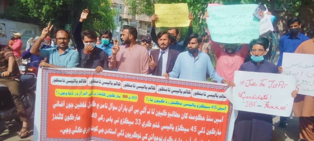 MehranBhutto6's tweet photo. Todays protest at Hyderabd Press Club, gainst unffair policies, 45% &amp; 55% of IBA &amp; Sindh Govt: We demand revove 45% and appoint all 40 plus candidates.
#AppointAll40PlusCandidate 
#SindhReject45PercentPolicy 
@sardarshah1 
@MuradAliShahPPP 
@BBhuttoZardari https://t.co/jR4wB3sNyF
