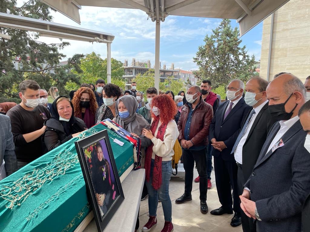 İlçe Başkan Yardımcımız Yasemen Dallı’nın kızı Esra Yıldız’ın cenaze törenine katıldık. 

Esra Yıldız’ı hunharca katledenlerin en kısa zamanda yakalanması ve yargı önüne çıkıp en yüksek cezayı alması en büyük temennimiz.

#KadınCinayetlerineDurDe