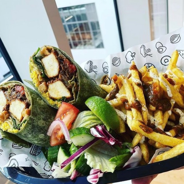 Paneer wrap with homemade bhaji, kachumber salad, chilli and mango sauce, mint raita and masala chips by Team ASOS today 🔥 

#workplacecatering #hospitality #welovethisbusiness