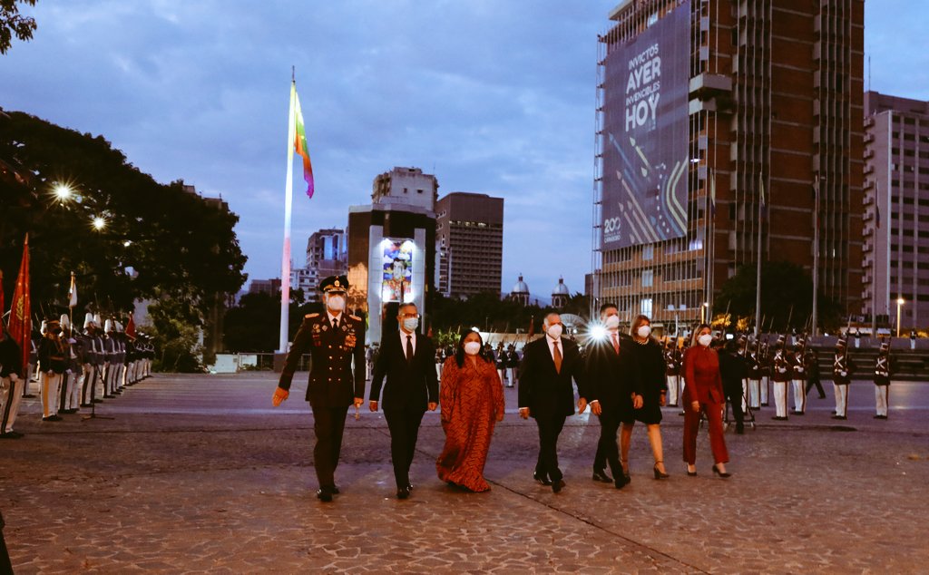 PrensaFANB's tweet photo. 📌 #Ahora || En honor a la valentía, #Venezuela eleva su consciencia histórica en el Día de la Resistencia Indígena, por lo cual, desde el Panteón Nacional, izamos nuestra bandera tricolor y le recordamos al mundo que NUNCA MÁS un imperio pondrá su bota sobre esta sagrada tierra. https://t.co/pc7qxMihw1