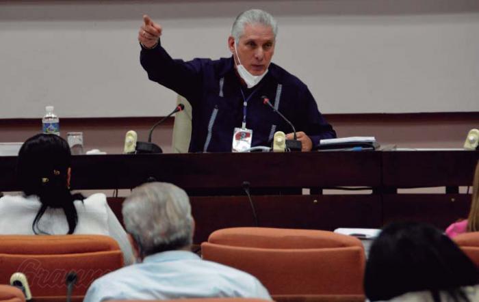 "El cuadro no es solo un organizador de procesos que maneja fuerzas y flujos en atención a indicadores de eficiencia, sino que se constituye en ideólogo en tanto que proyecta futuro"
"Los cuadros de la Revolución son, ante todo, cuadros políticos"
<a href="/DiazCanelB/">Miguel Díaz-Canel Bermúdez</a>
#ACubaPonleCorazón