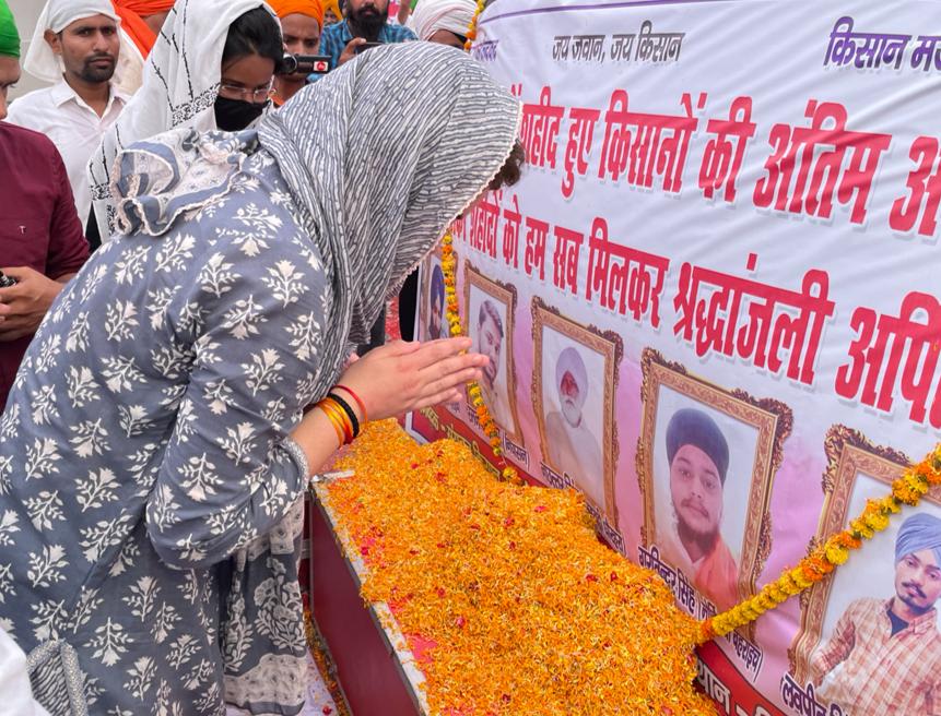 priyankagandhi's tweet photo. लखीमपुर: शहीद किसानों एवं पत्रकार रमन कश्यप जी की अंतिम अरदास में शामिल होकर उन्हें श्रद्धांजलि अर्पित की।

इस संघर्ष का अंत तभी होगा जब किसानों एवं पत्रकार रमन कश्यप जी को न्याय मिलेगा। https://t.co/zWISPzLmxf