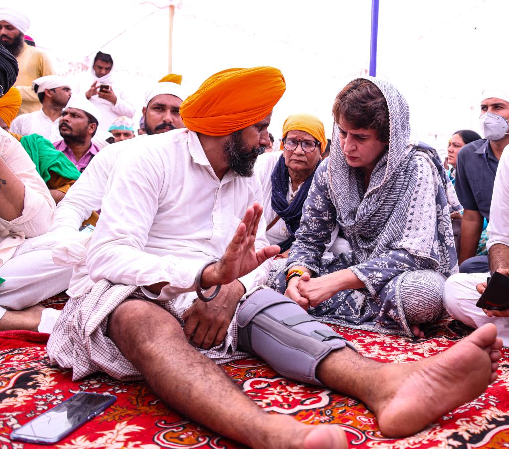 priyankagandhi's tweet photo. लखीमपुर: शहीद किसानों एवं पत्रकार रमन कश्यप जी की अंतिम अरदास में शामिल होकर उन्हें श्रद्धांजलि अर्पित की।

इस संघर्ष का अंत तभी होगा जब किसानों एवं पत्रकार रमन कश्यप जी को न्याय मिलेगा। https://t.co/zWISPzLmxf