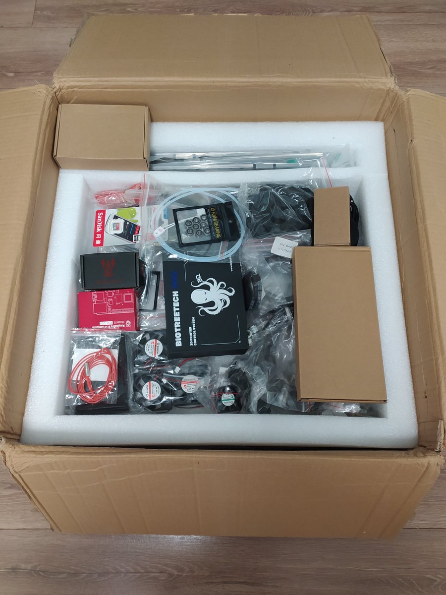 OpenWebdesign's tweet image. Vánoce v říjnu :-) Voron 2.4 300 mm kit od Formbotu. Jen zapomněli vyměnit V6 hotend za Dragon High Flow, který jsem si přiobjednal. Ale to je drobnost, která se vyreklamuje.