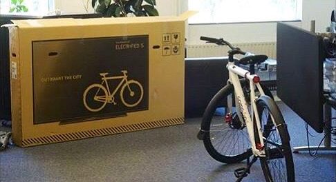 farhad_vf's tweet photo. Clever packaging by german company, VanMoof, a Dutch bicycle company, to reduce damaging boxes by print picture of Tvs on them !!
The new design led to 70-80 % fewer damaged bike products
 #mentaleffect #behavioraleconomics https://t.co/dy8OglpB5k