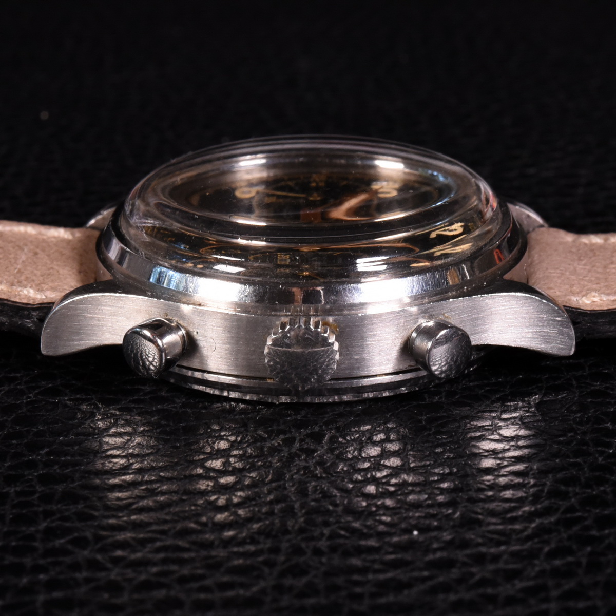 Added to OnTheDash -- This spectacular Reference 346 NR chronograph, circa 1945. 38 millimeter waterproof case; black gilt dial, with radium for the numerals and hands; Valjoux 71 movement.

More here -- 

onthedash.com/chronograph/re…