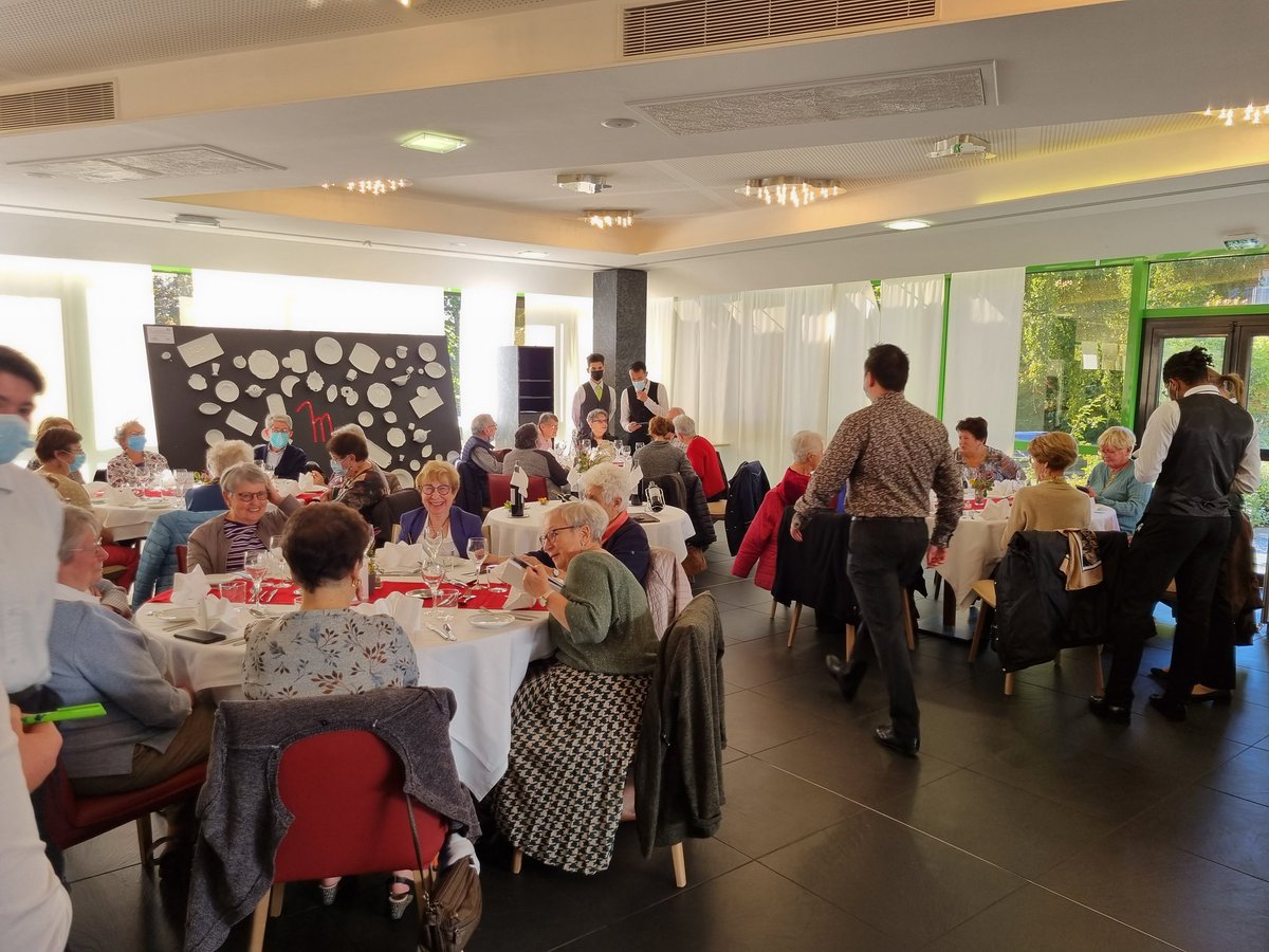 JeanLimoges's tweet photo. Semaine du goût :
Aujourd'hui le lycée Jean Monnet accueille des seniors de la ville de Limoges autour d'un repas sur le thème du Béarn. Ce repas à été préparé et servi par nos jeunes apprentis à l'UFA Jean Monnet et nos stagiaires du pôle restauration du GRETA. https://t.co/bwS3o1Wsrj