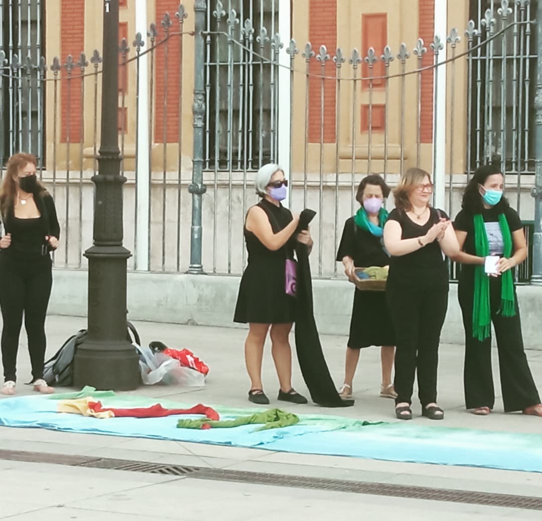 mefeminista's tweet photo. Impresiones de las huellas #decoloniales por #Sevilla esta mañana. Enhorabuena a @MujeresNegroSev por la buena organización y muchas gracias a las ponentes por compartir sus conocimientos!
#12OctubreNadaQueCelebrar https://t.co/QgM1F8TyoX