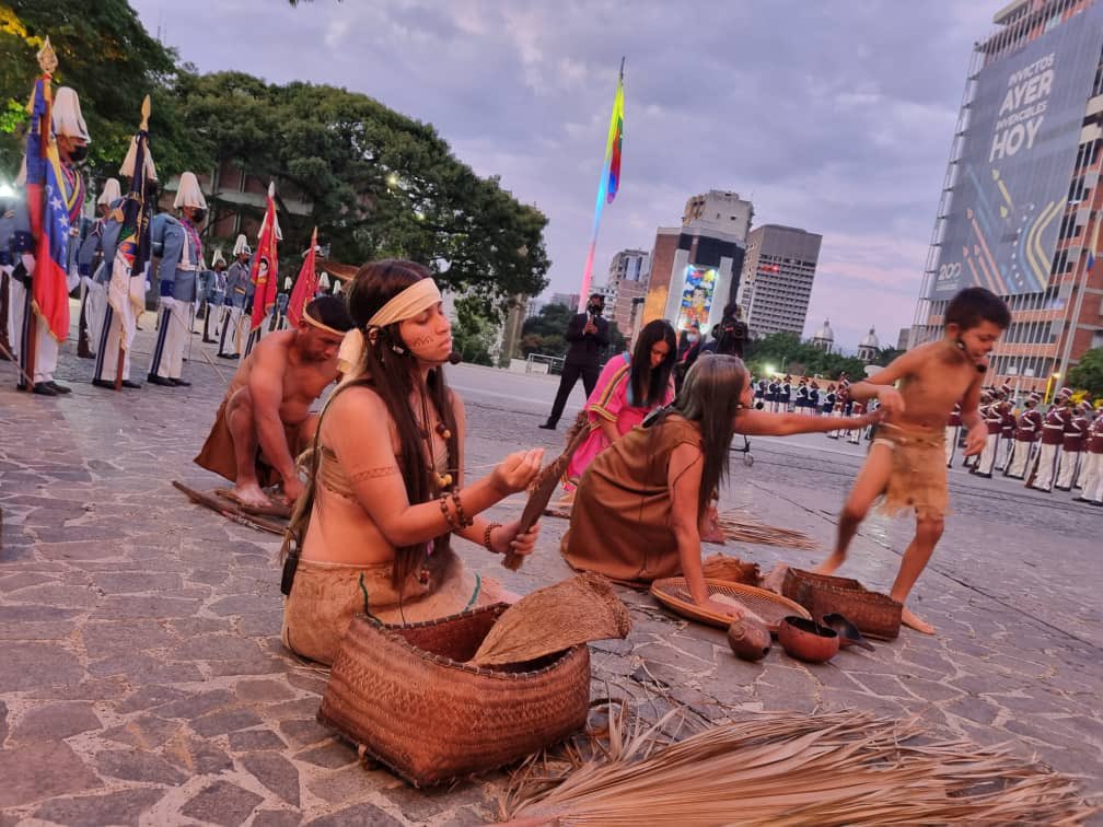 VTVcanal8's tweet photo. #EnFoto📸| Autoridades del Gobierno Nacional, integrantes de la FANB y el pueblo, protagonizaron actos conmemorativos al Día de la Resistencia Indígena en el Panteón Nacional

#RebeldíaIndígena https://t.co/cyqlEPFFga