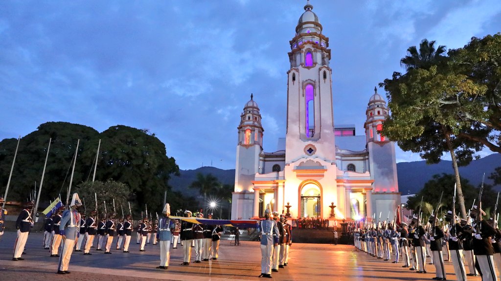 VTVcanal8's tweet photo. #EnFoto📸| Autoridades del Gobierno Nacional, integrantes de la FANB y el pueblo, protagonizaron actos conmemorativos al Día de la Resistencia Indígena en el Panteón Nacional

#RebeldíaIndígena https://t.co/cyqlEPFFga
