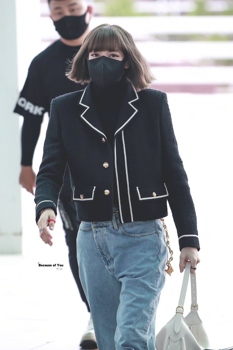 BcofU_77's tweet photo. 211004 인천출국 🛫

👋🏻🥰👋🏻 

#LISA  #리사  #Lisa 
#BLACKPINK
 #블랙핑크 https://t.co/FeXA1pzD8Y