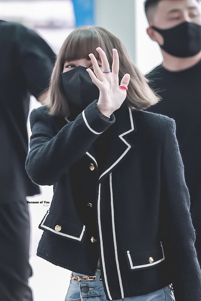 BcofU_77's tweet photo. 211004 인천출국 🛫

👋🏻🥰👋🏻 

#LISA  #리사  #Lisa 
#BLACKPINK
 #블랙핑크 https://t.co/FeXA1pzD8Y