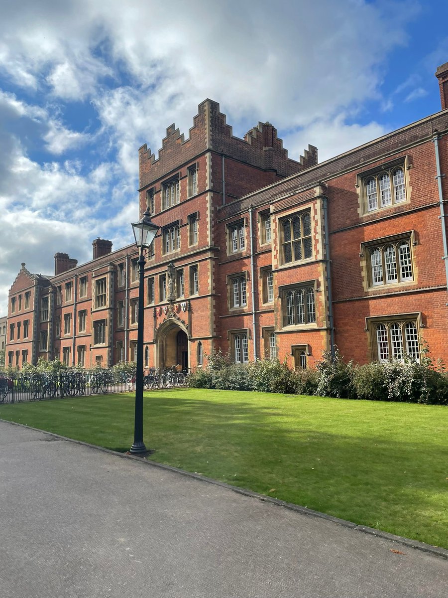 Smithdon_High's tweet photo. A beautiful day being experienced by our Brilliant Club students at Cambridge University #schooltrip #cambridgeuniversity #DayTripper #sunshine #beautifulgrounds #fun https://t.co/CcpnBFcYMa