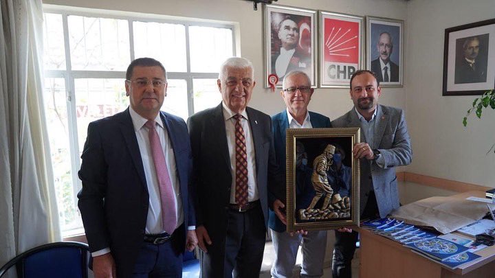 adem_zeybekoglu's tweet photo. Muğla Büyükşehir Belediye Başkanımız Dr. Osman Gürün ve Milas Belediye Başkanımız Muhammet Tokat ile birlikte CHP Milas İlçe Başkanlığımıza ziyaret ettik.İktidara yürüdüğümüz bu süreçte CHP Milas İlçe Başkanımız Tüze Çetinkaya ve İlçe örgütümüze çalışmalarında başarılar diliyoruz https://t.co/XTSJkp8osE