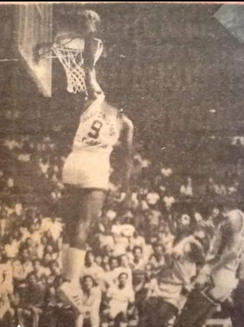 GermnJRivas1's tweet photo. Recordando la Liga Especial y la LPB...

 📷 Gustavo Maza no era un jugador de gran estatura, pero fue de esos "basketeros" que tenían un salto explosivo como por ejemplo Alexis Urdaneta y Alexander Quíroz.

El gran segunda base Gustavo Gil era tío de Gustavo Maza https://t.co/uTziZXi2Wx