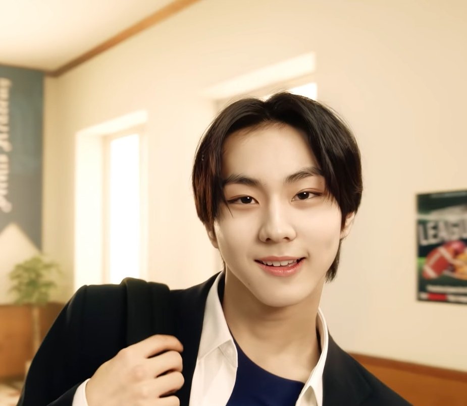 leadernimwonwon's tweet photo. Imagine you are taking a picture and then your crush suddenly appears in front of you. https://t.co/GJmMXPnwFG