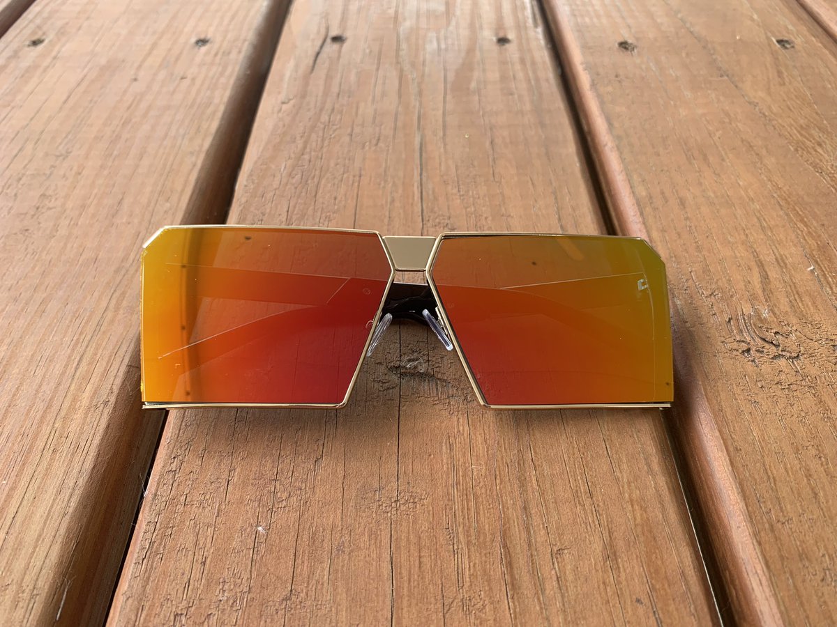 DiamondLush01's tweet photo. Two toned sunglasses https://t.co/0x40FLqz1W