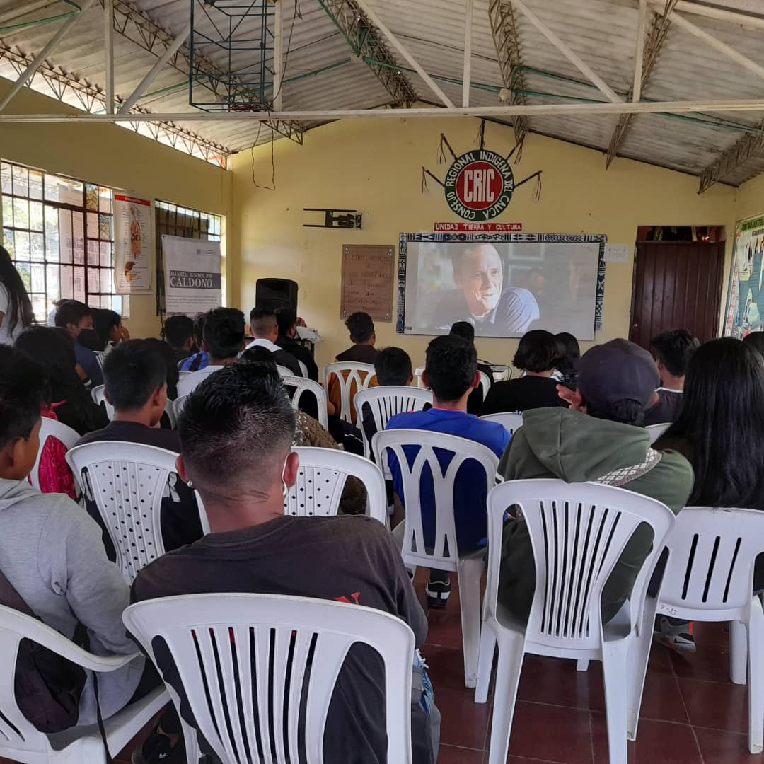CaldonoPor's tweet photo. Hoy 12 de septiembre el Proyecto Alianza Juntos Por Caldono  continua generando espacios de #Convivencia y #Reconciliación  con #Jóvenes #Indígenas y #Campesinos del territorio.
#SomosLaPaz #ElFondoAvanza #PazDesdeLaBase #CineForo 
@FondoONUCol @CaldonoPor @ONU_es https://t.co/zvn3Bo23bm