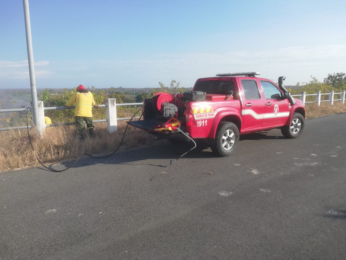 MAE_Zonal5's tweet photo. #NuestrosGuardaparques del área Nacional de Recreación #ParqueLago en conjunto con @BomberosGYE de la estación Cerecita, extinguieron el conato de incendio en la zona de amortiguamiento dentro del área protegida, mismo que fue controlado oportunamente. https://t.co/S7N6WPzoWh