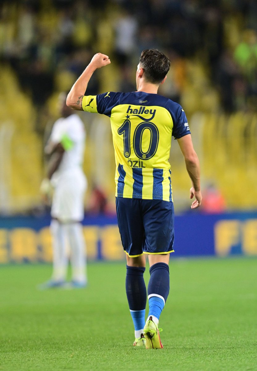 Ne güzel demiş rahmetli İslam Çupi…

🙏🏼 "Fenerbahçe büyüklüğü ne şampiyonluk büyüklüğü ne kupa büyüklüğüdür. Onun büyüklüğü başka bir büyüklüktür işte, adı konamaz." 💛💙 #M1Ö #YaFenerYa