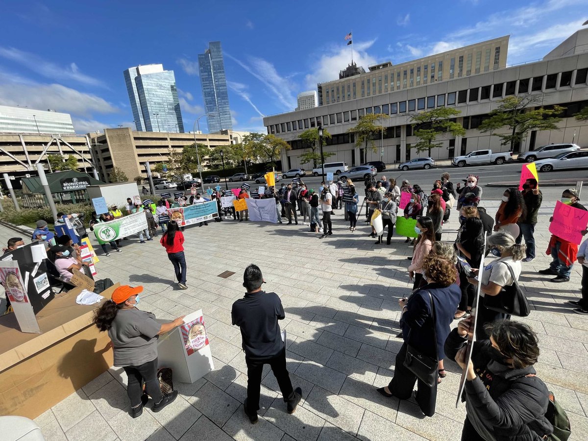 #HappeningNow: 

<a href="/thenyic/">New York Immigration Coalition (NYIC)</a> and community members from the Hudson Valley staged a rally to join the growing chorus of calls for <a href="/KathyHochul/">Kathy Hochul</a> and state legislators for more additional funding to the state’s #ExcludedWorkers which just closed.

#Immigration #HudsonValley