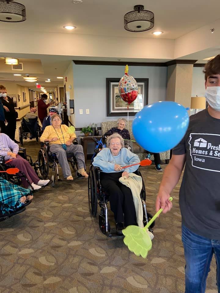 preshomes's tweet photo. Mill Pond residents and staff were surprised by how much of a workout you could get with balloons and “fly swatters”. But oh how much fun they had! 🤣
#CreatingSmiles #CreativeExercise #EnrichingLives https://t.co/BCRVER85WA