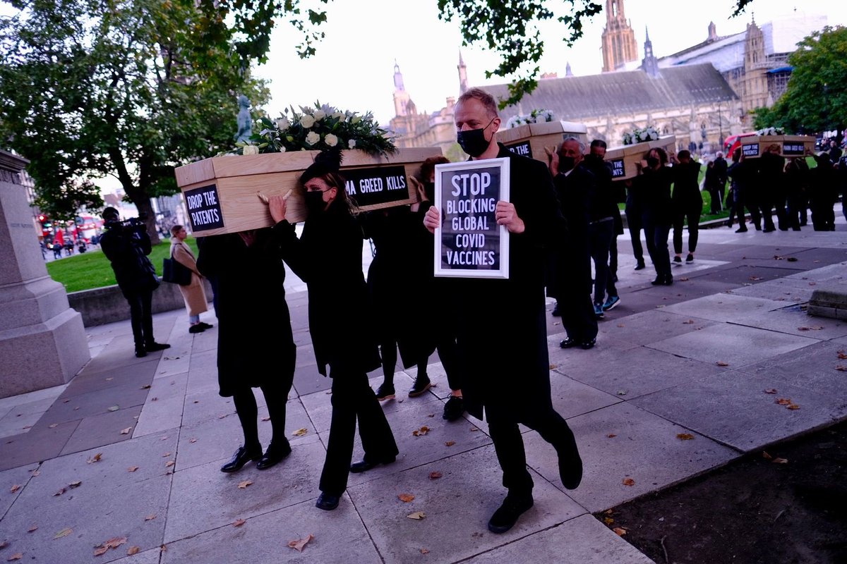 GlobalJusticeUK's tweet image. Today is a #DayofShame for @BorisJohnson @TrussLiz @AnnieTrev and the whole UK government.

3.7m have died in the year the UK has spent blocking a patent waiver on Covid-19 vaccines.

Tomorrow they have a chance to change course.

#TRIPSwaiver #PeoplesVaccine

📷 Jess Hurd
