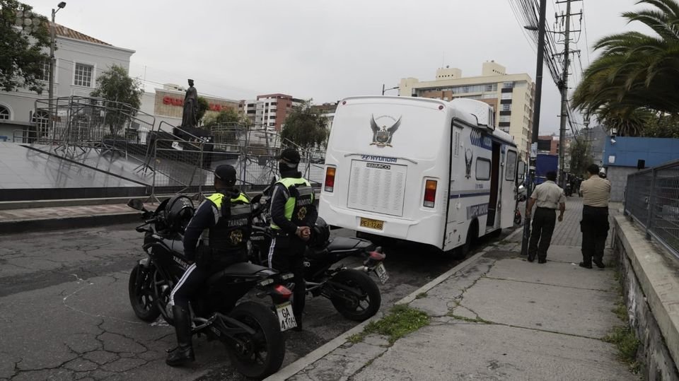 radio_pichincha's tweet photo. 🔴 #Atención l Monumento a Isabel La Católica en #Quito amaneció cercado y con resguardo policial. Esto, en el marco del Día de la Interculturalidad y Plurinacionalidad que se celebra este 12 de octubre. Vía: @apifoto. https://t.co/s1fOHZSSBM