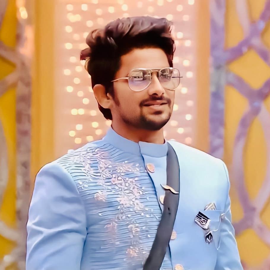 VJSunnyFansClub's tweet photo. Just his small presence in show makes us crazy

In between votes vesara 😉
#Sunny fans

#BiggBossTelugu5 https://t.co/4rjTthHITv