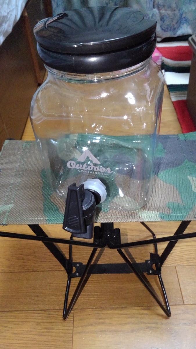 ときどきキャンプ V Twitter セリアにとうとう110円のウォータージャグが 駄菓子のよっちゃんいかポット入りみたいな見た目で 1 75リットルだとソロでもちょっと足りないかな 家キャン用に ソロキャンプ キャンプ道具 ウォータージャグ セリア 100均キャンプ
