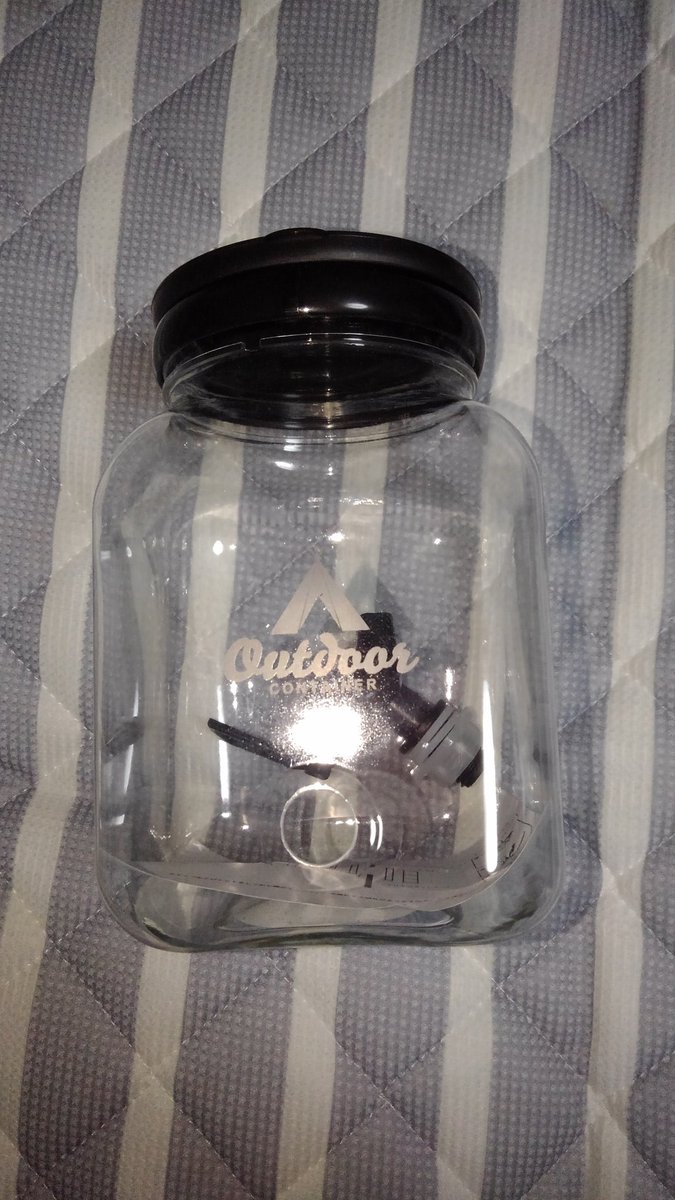 ときどきキャンプ V Twitter セリアにとうとう110円のウォータージャグが 駄菓子のよっちゃんいかポット入りみたいな見た目で 1 75リットルだとソロでもちょっと足りないかな 家キャン用に ソロキャンプ キャンプ道具 ウォータージャグ セリア 100均キャンプ