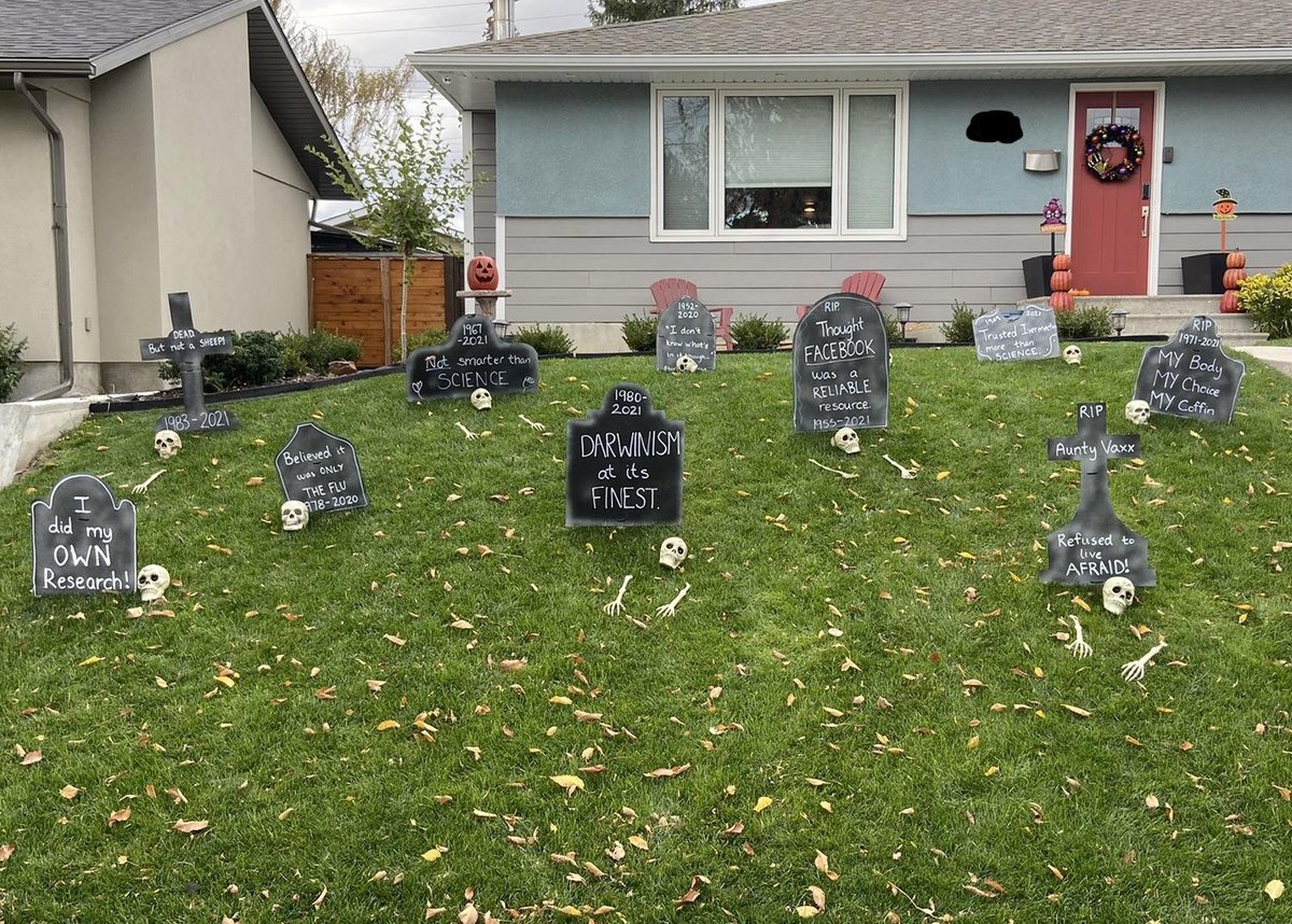 DuncanCantDie's tweet photo. Whoever put these up as halloween decorations is officially the GOAT of 2021. https://t.co/hKJ6JblIYW