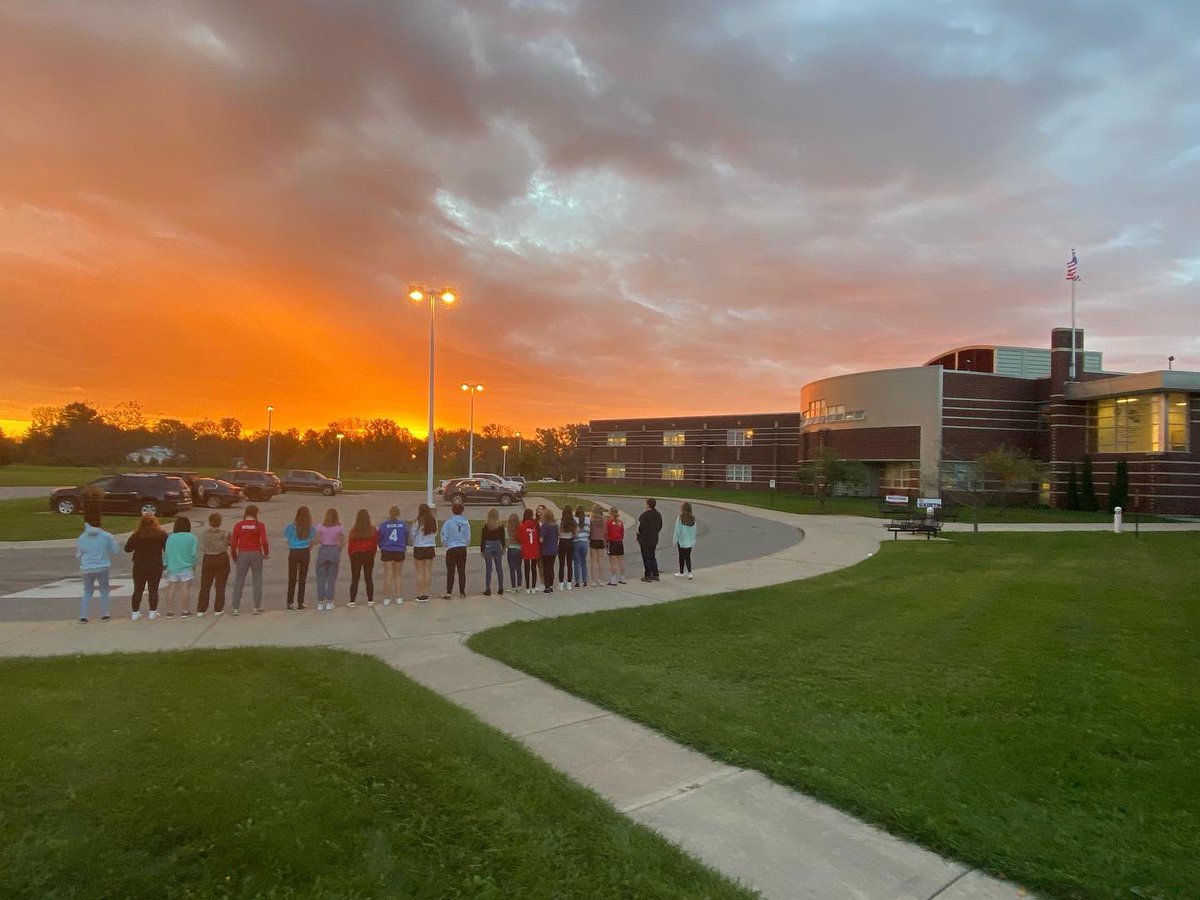 lkhannon32's tweet photo. So awesome when your students grab you from your desk to see the sunrise 🌅 #scmsrocks #sunrise #stclairmiddleschool #yearbookclass @MrDomagalski @bradrobb https://t.co/xGZvjPiu4U
