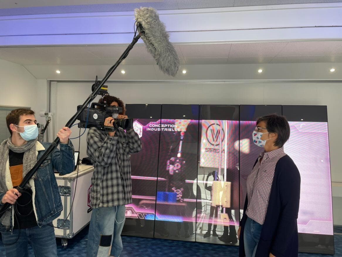 GDLS_Reims's tweet photo. Le BTS audiovisuel c'est aussi la création et le montage d'un plateau TV au @VITeff pour mettre en valeur les entrepreneurs du monde viticole et vinicole 🎥📺
#campusgdls #campus #Gdls #reims #viedetudiant #bts #audiovisuel #tournage #viteff @villeepernay https://t.co/NTsTM8L2T3