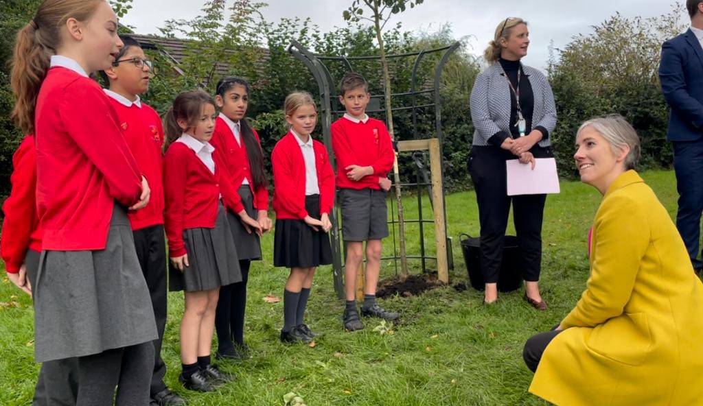 libdemdaisy's tweet image. It was a real honour to be invited to a tree planting ceremony at @MWixSchool in #StAlbans - one of only 69 UK schools to be gifted a tree from @QGCanopy. The school&apos;s Parliament team told me that theirs is a pear tree! 🍐 🌳 #plantatreeforthejubilee #QGCCelebrationTree